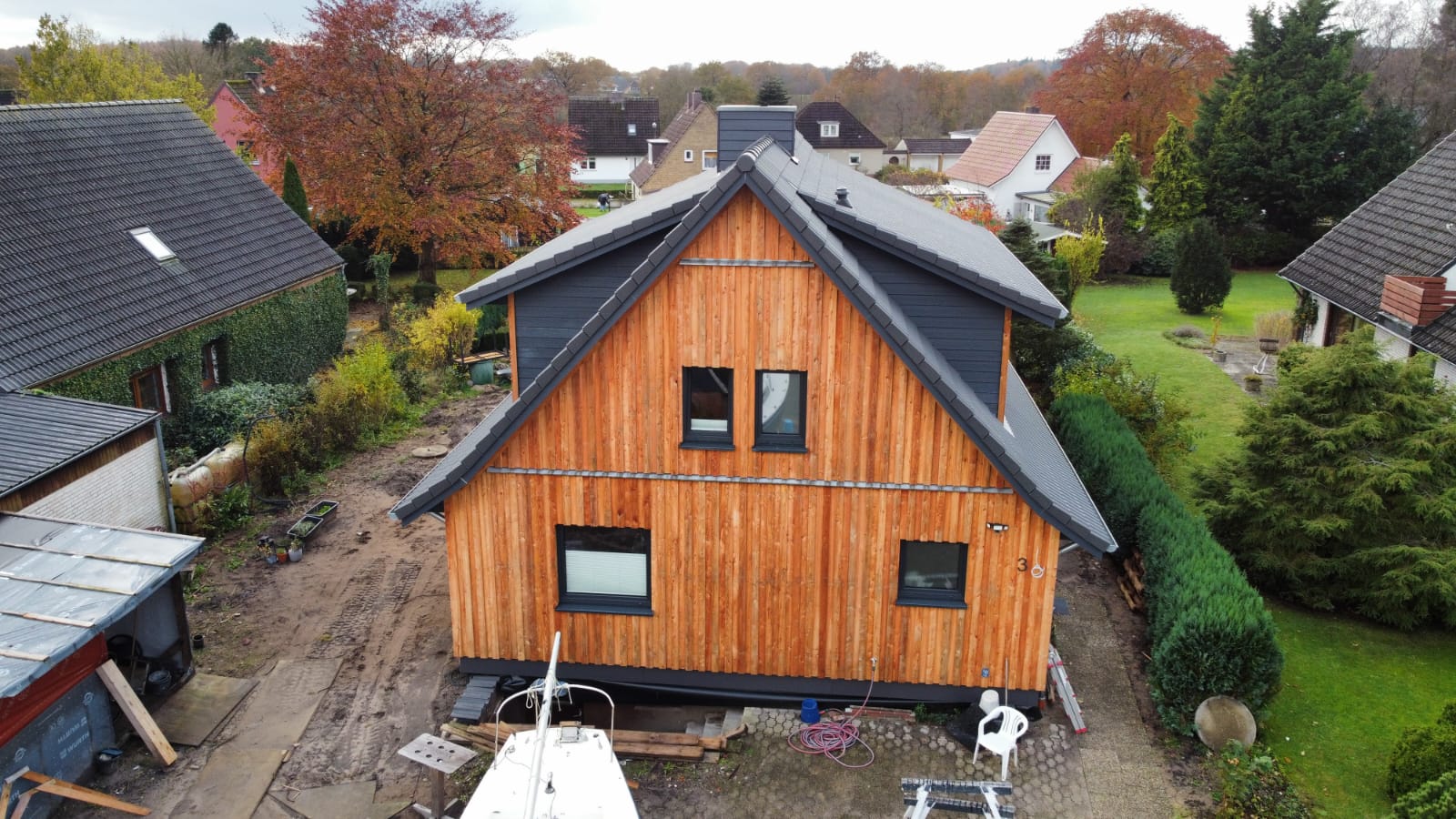 Hausfassade aus Laerche in Kriecher und Deckerschalung