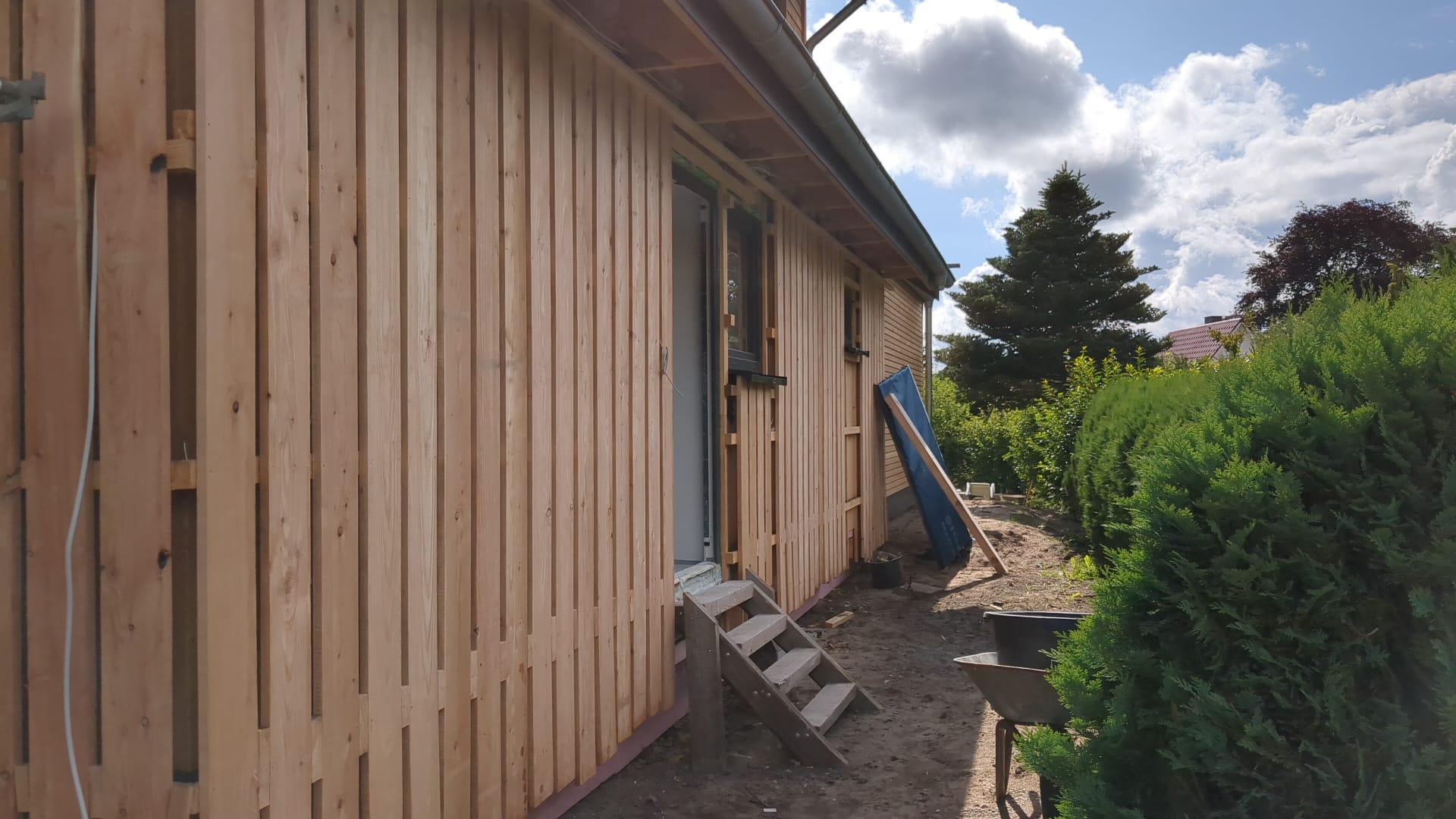Hausfassade aus Laerche in Kriecher und Deckerschalung