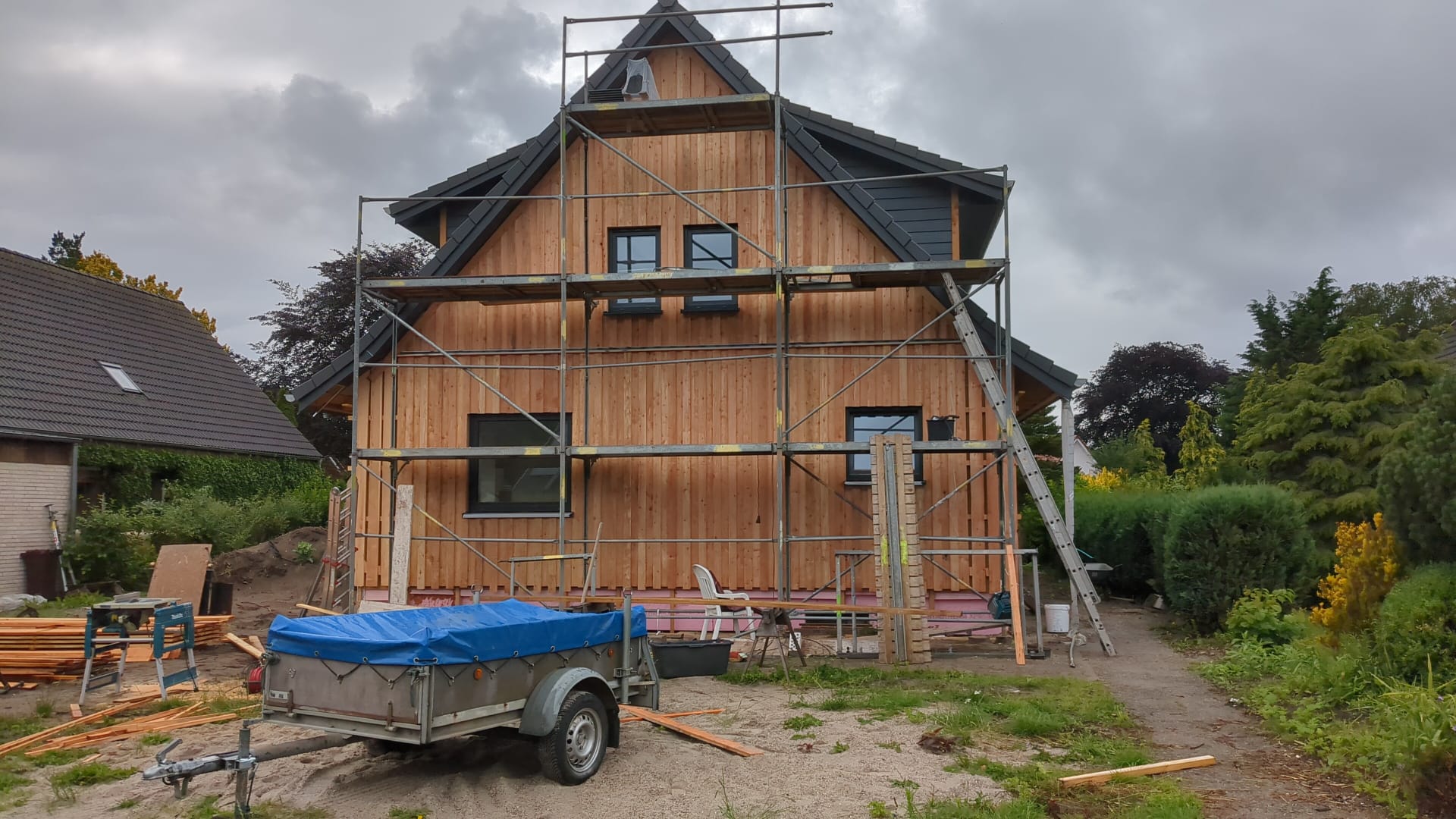 Hausfassade aus Laerche in Kriecher und Deckerschalung