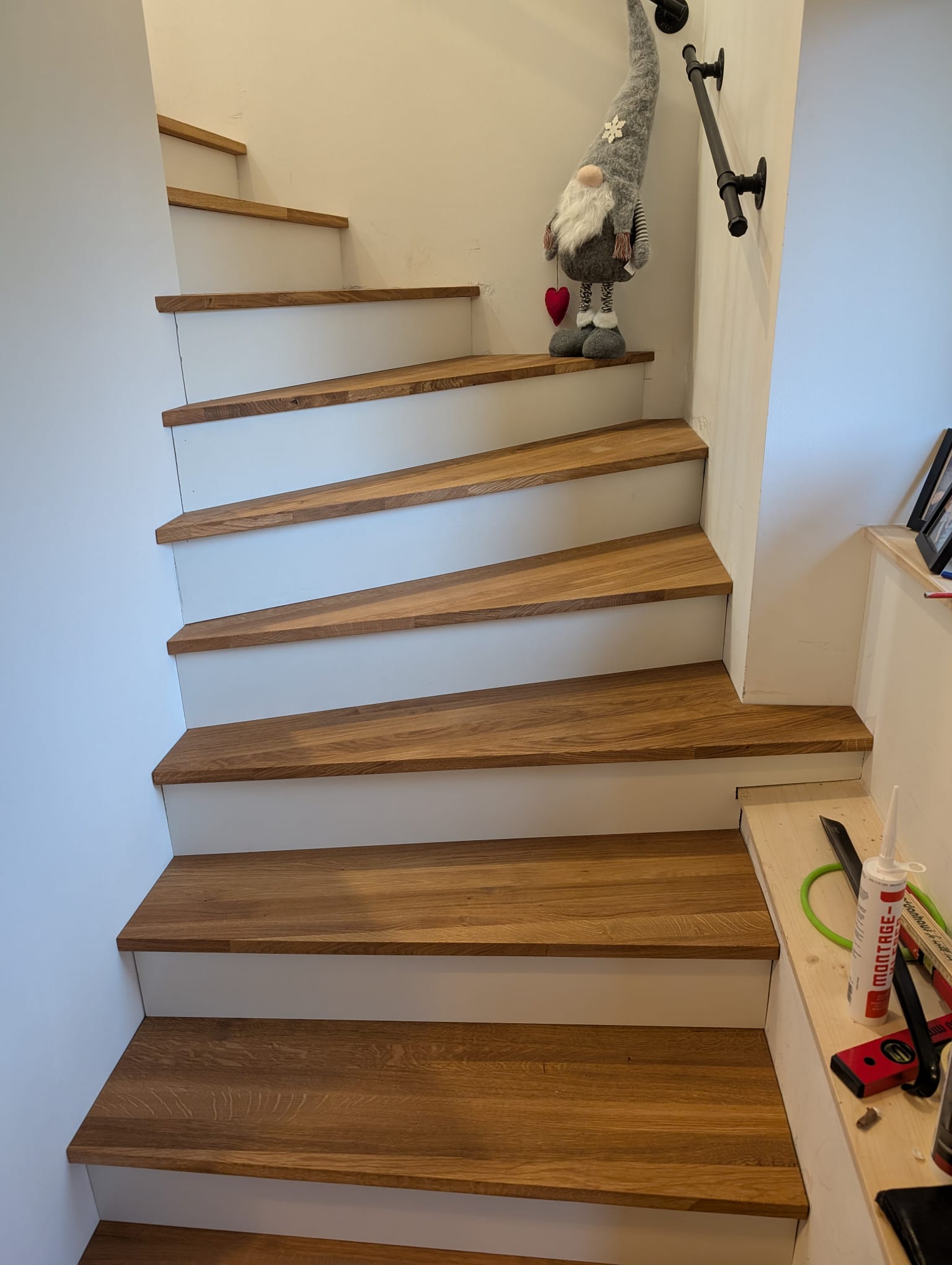 Sanierte Betontreppe mit Eichenstufe