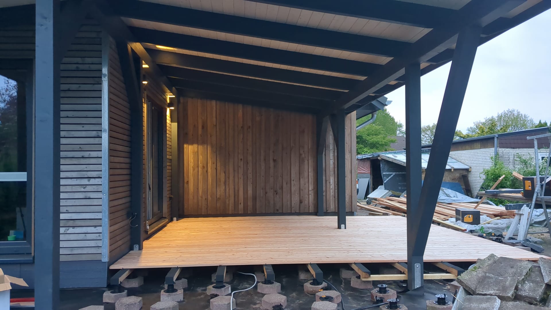 Terrassenüberdachung mit Sichtschalung und Holzterrasse