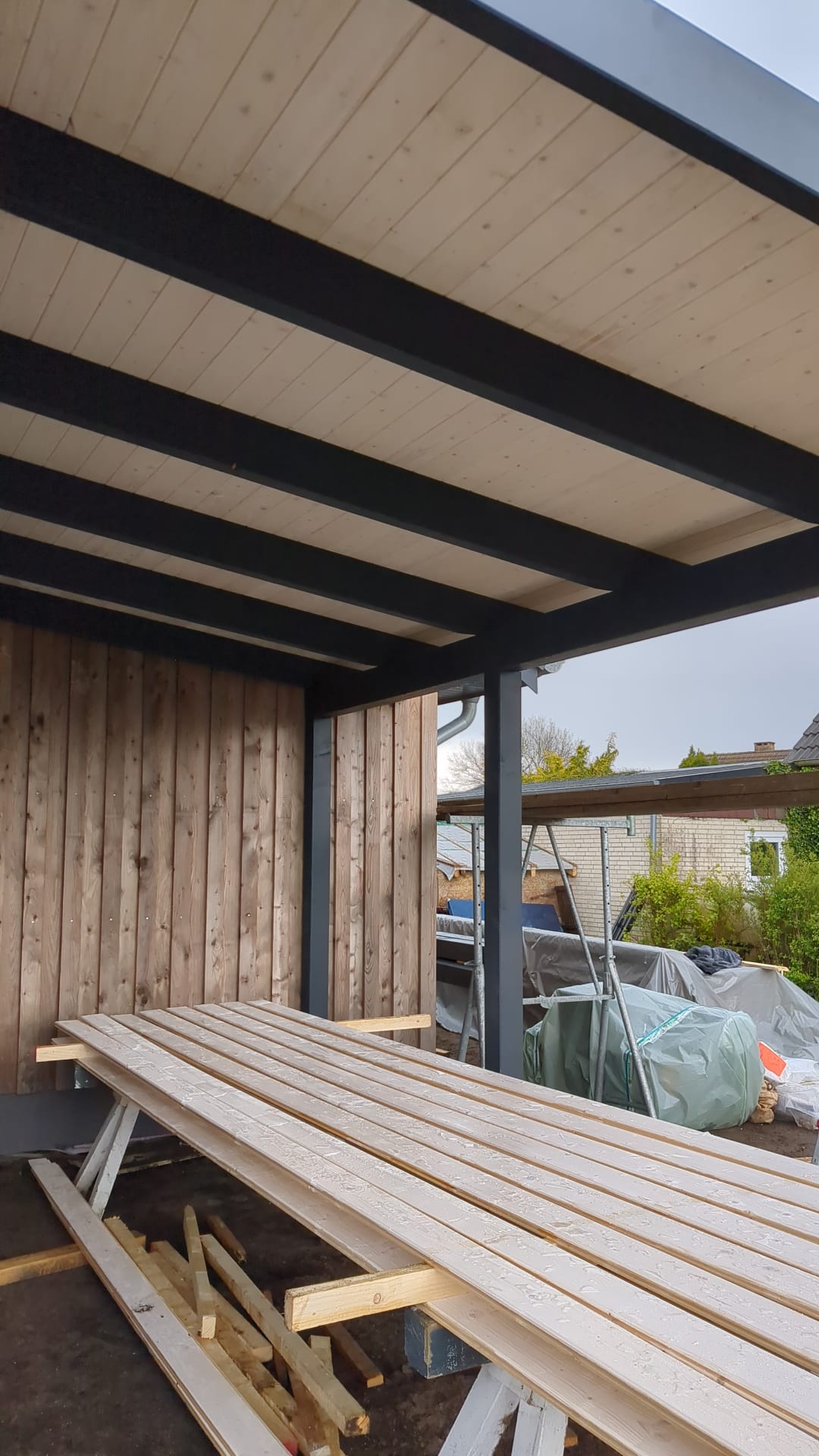 Terrassenüberdachung mit Sichtschalung und Holzterrasse